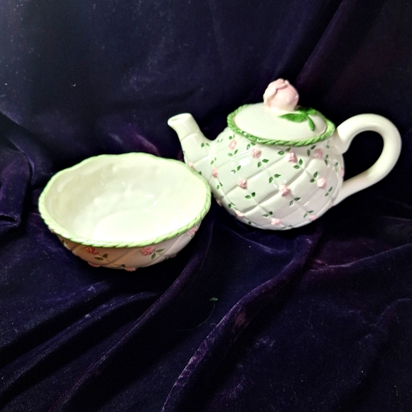 Teapot raised roses &bowl - Picture 3 of 13